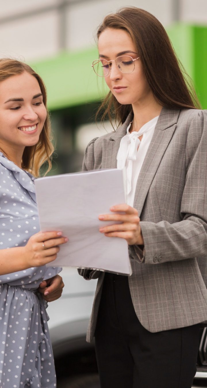 mujeres-sosteniendo-contrato-mirandolo